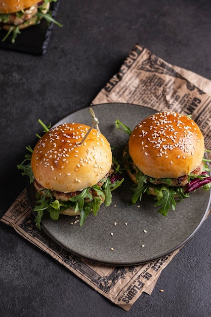 Deliciosas hamburguesas de pollo para la cena.