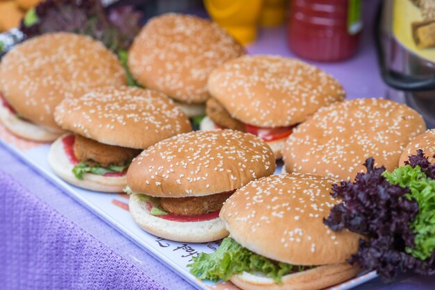 Deliciosas hamburguesas en el tablero