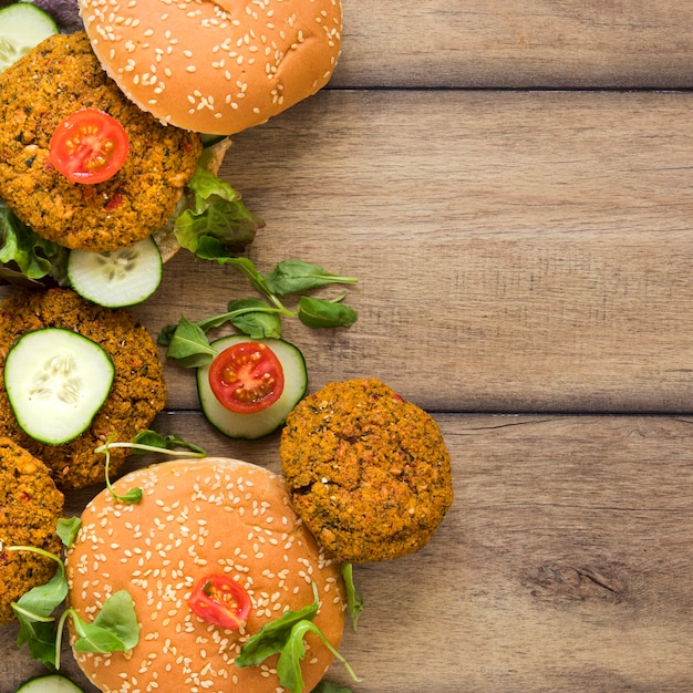 Foto deliciosas hamburguesas veganas con espacio de copia