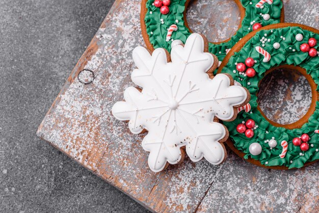 Deliciosas y hermosas galletas navideñas de pan de jengibre sobre un fondo de hormigón texturizado