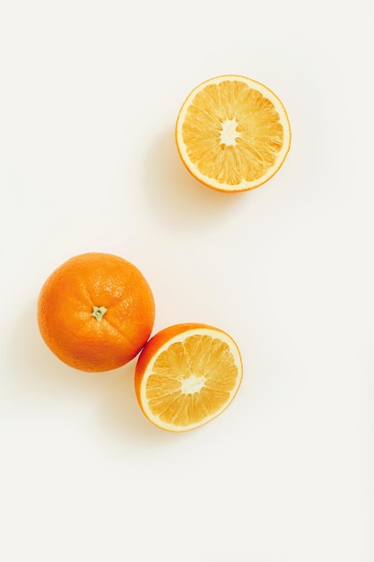 Foto deliciosas laranjas na configuração plana de fundo branco