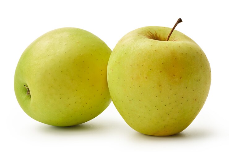 Las deliciosas manzanas frescas de oro se aíslan en un fondo blanco cosecha este año