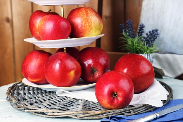 Deliciosas manzanas maduras en la bandeja de servir en la mesa de cerca