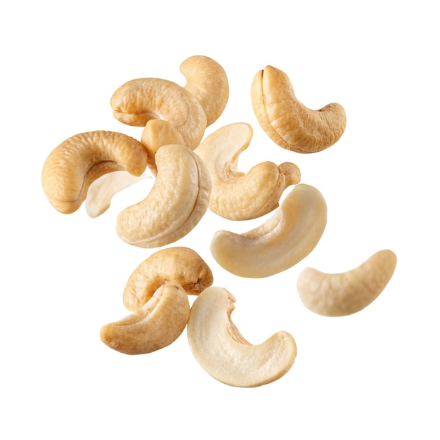 Deliciosas nozes de caju voadoras cortadas sobre um fundo branco