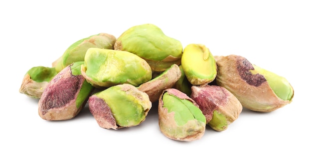 Deliciosas nozes de pistache descascadas isoladas em branco