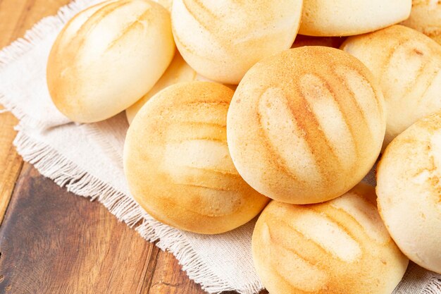 Deliciosas y nutritivas almojabanas o pandebono un alimento basado en harina de yuca y queso