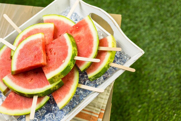 Deliciosas paletas de rodajas de sandía para un refrigerio refrescante en el picnic de verano.