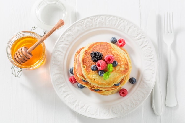 Deliciosas panquecas americanas com mirtilos e framboesas