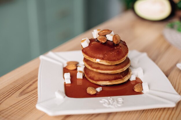 Deliciosas panquecas caseiras com calda de chocolate. Conceito de sobremesas e doces.