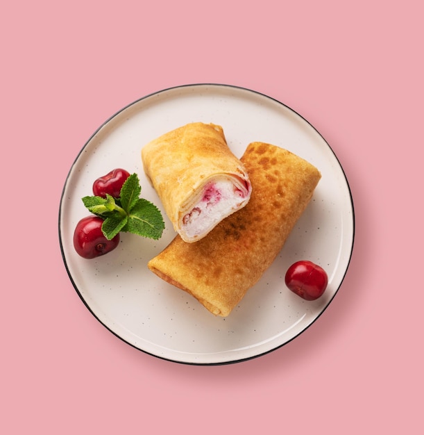 Deliciosas panquecas caseiras ou crepes com queijo cottage e cerejas frescas em um fundo rosa Conceito de comida saudável Vista superior