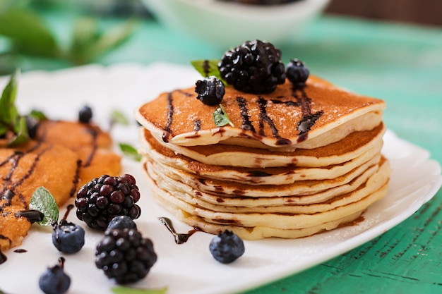 Deliciosas panquecas com amoras e chocolate.