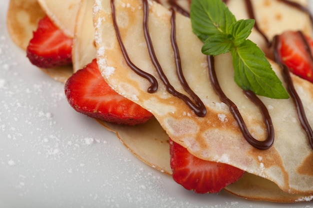 Deliciosas panquecas com chocolate na chapa branca