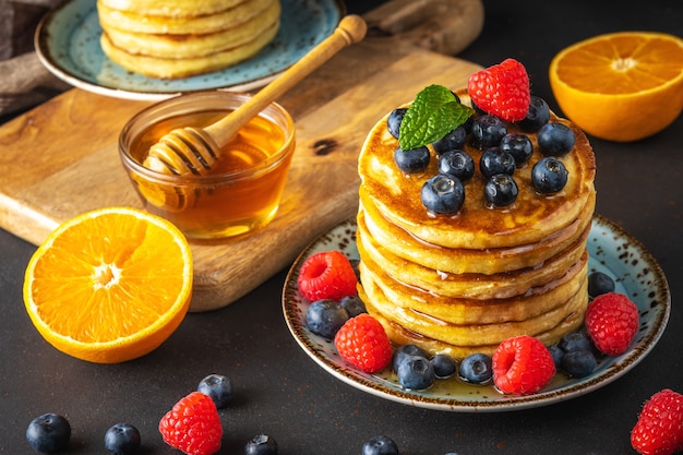 Deliciosas panquecas com frutas frescas