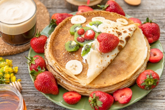 Deliciosas panquecas com morangos no café da manhã.