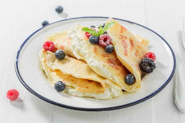 Deliciosas panquecas com queijo cottage e frutas e açúcar em pó