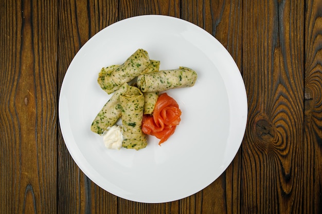 deliciosas panquecas com salmão salgado em um prato.