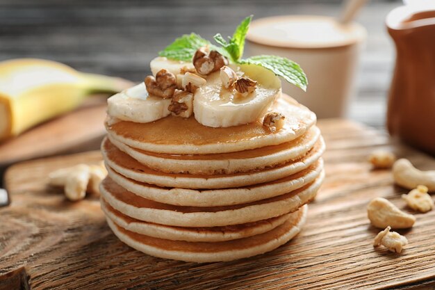 Deliciosas panquecas de banana na tábua de madeira