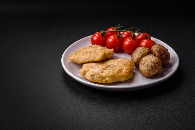 Deliciosas panquecas de filé picado frito com especiarias sal e ervas