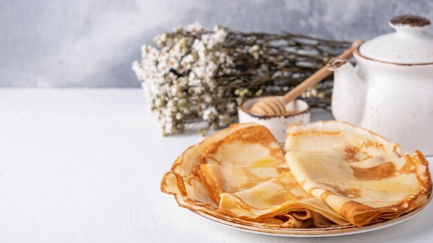 Deliciosas panquecas finas em um prato