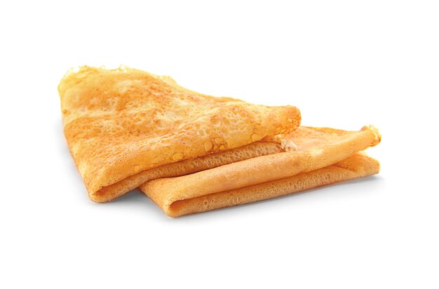 Deliciosas panquecas finas no fundo branco
