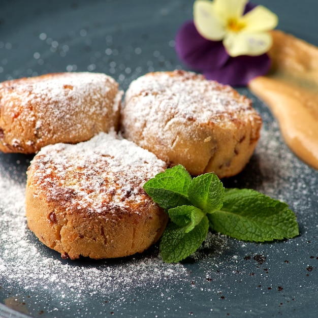 Deliciosas panquecas vegetarianas com queijo tofu e banana