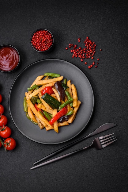 Deliciosas papas fritas con pimientos, espárragos, frijoles, sal y especias.