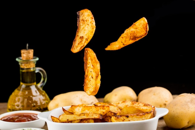 Deliciosas patatas frescas al horno gajos de patata al horno