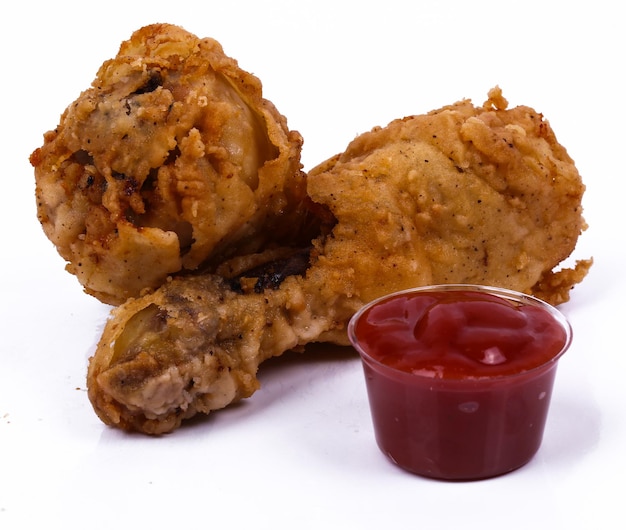Deliciosas pernas de frango crocantes e nuggets com ketchup