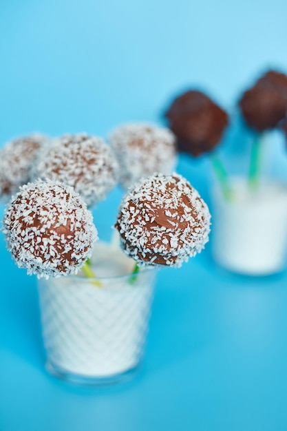 Deliciosas pipocas caseiras de coco e bolo de chocolate amargo