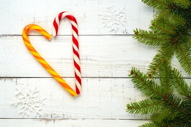 Deliciosas piruletas de Navidad en una mesa de madera