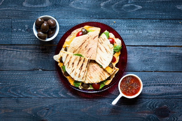 Deliciosas quesadillas vegetarianas con tomate, aceitunas, salada y queso cheddar