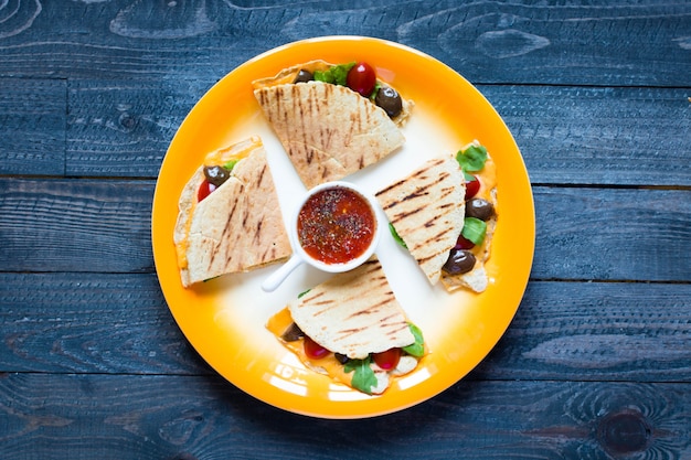 Deliciosas quesadillas vegetarianas con tomate, aceitunas, salada y queso cheddar