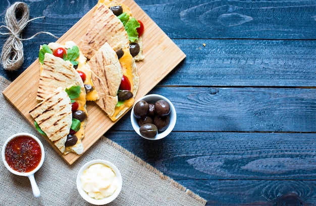 Deliciosas quesadillas vegetarianas con tomates, aceitunas saad y cheddar