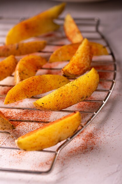 Foto deliciosas rodajas de patatas al horno con romero y aceite