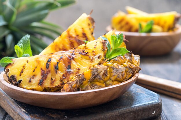 Deliciosas rodajas de piña a la parrilla con miel dulce