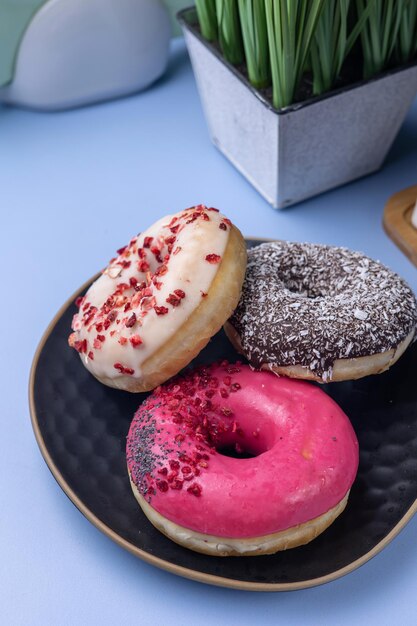 Deliciosas rosquillas en un plato sobre un fondo azul