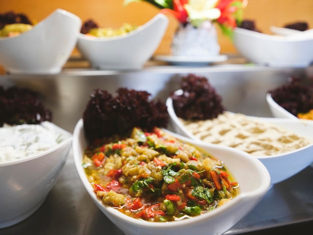 Deliciosas saladas em um buffet de hotel