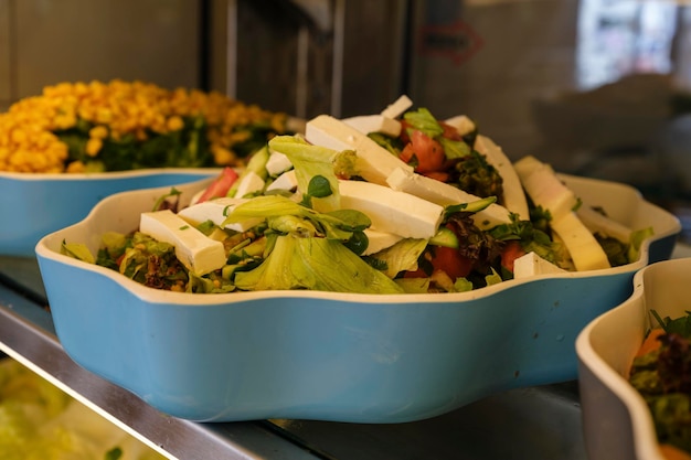 deliciosas saladas no buffet do hotel