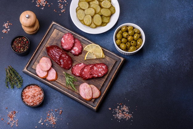 Deliciosas salchichas ahumadas frescas cortadas en rodajas sobre una tabla para cortar madera