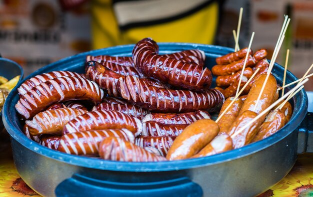 Deliciosas salchichas fritas en bandeja