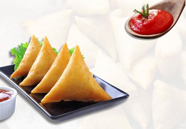 Deliciosas samosas Un bocadillo sabroso con relleno de especias y salsa sabrosa