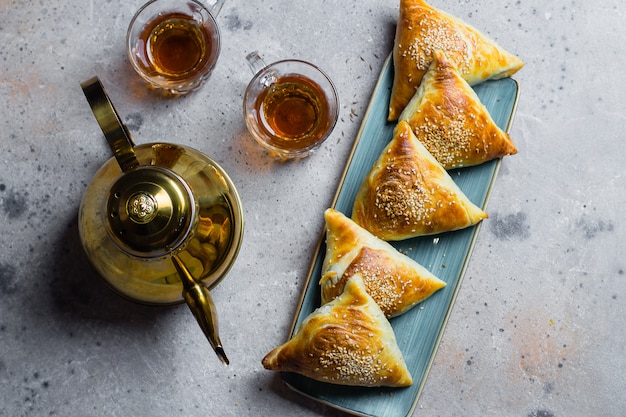 Deliciosas samosas samsa con carne.