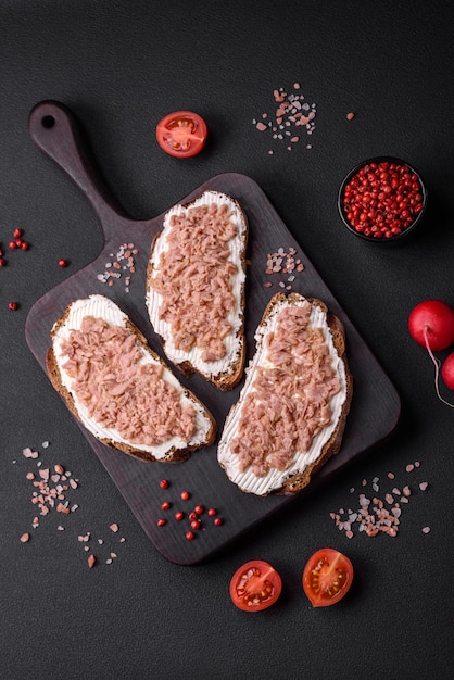 Deliciosas sandes compostas por tostas grelhadas de atum enlatado e queijo creme