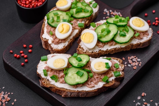 Deliciosas sandes compostas por tostas grelhadas e queijo creme de atum enlatado