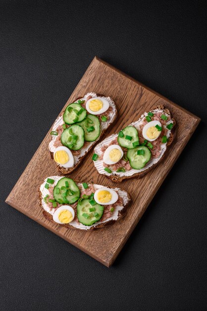 Deliciosas sandes compostas por tostas grelhadas e queijo creme de atum enlatado