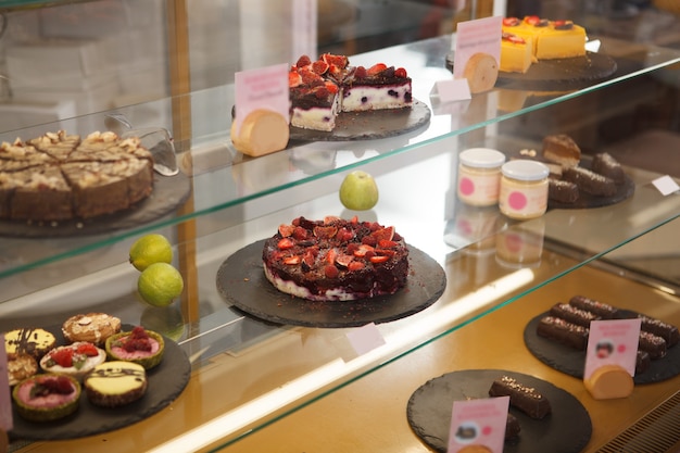 Foto deliciosas sobremesas veganas cruas à venda na vitrine da confeitaria