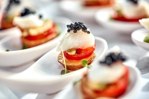 Deliciosas tartaletas con caviar negro Concepto de menú de catering de restaurante de comida