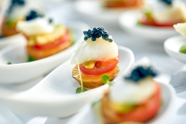 Deliciosas tartaletas con caviar negro Concepto de menú de catering de restaurante de comida