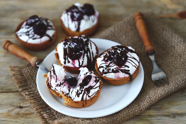 Deliciosas tartaletas con queso crema, chocolate y cerezas