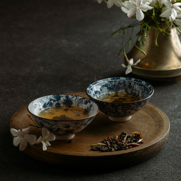 Deliciosas tazas de té con flores de jazmín